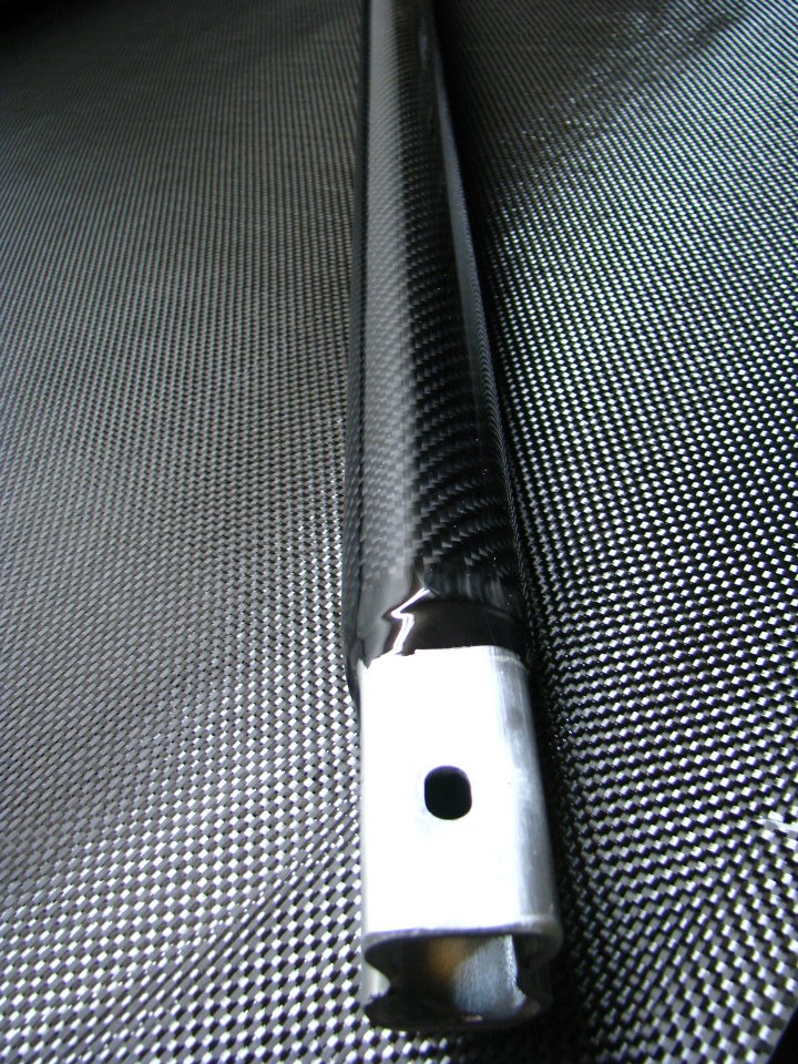 Motorová vzpěra potažená carbonem - detail.