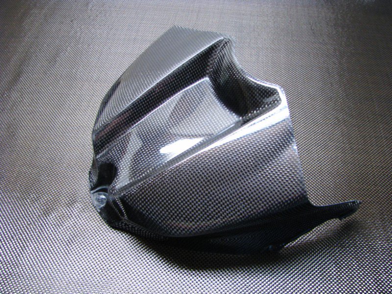 Carbon kryt nádrže Yamaha YZF-R1 nahrazující originální díl.