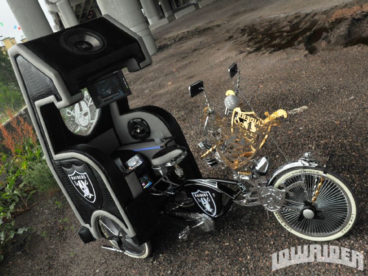 1204-lrmp-15-o+custom-oakland-raiders-themed+schwinn-frame.jpg