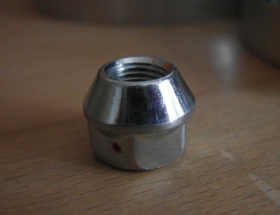 použité matky jsou snad ty nejkratší, co se mi podařilo sehnat, mají délku závitu pouze 17 mm.