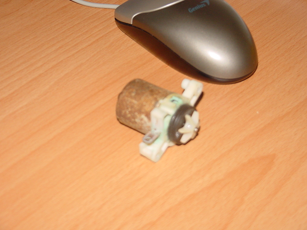 moturek ostřikovač.JPG