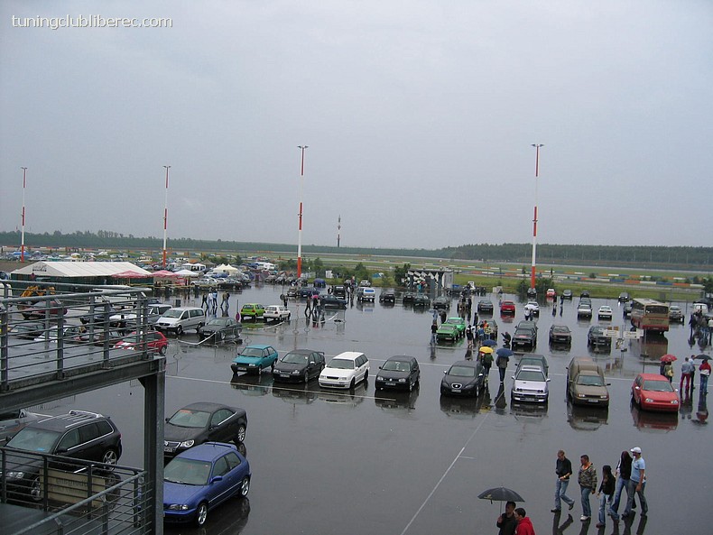 v dálce ten černý a stříbrný bod jsou naše cars....