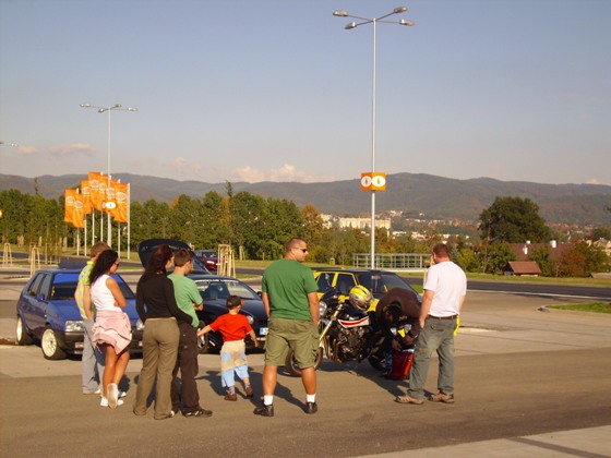 a pozor, v pozadí Yamaha
