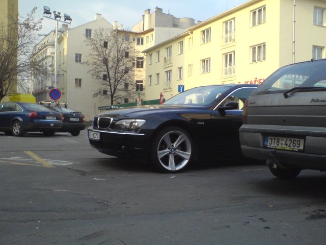 21&quot; kola, na fotce nic moc, ale na zivo mazec. Ptal jsem se tipka co ztrata komfortu a rikal, ze je to OK akorat zvysena spotreba o 2L/100km, ale myslim, ze ho to moc netrapilo :D
