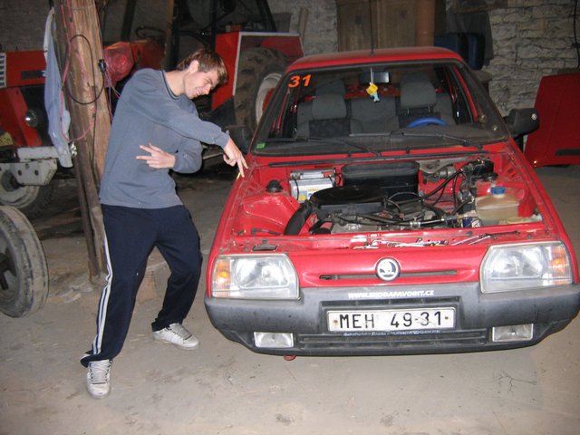 Nejprve sme z facka udelali rejsink khar s vytjuninkovanou kapotou dost...