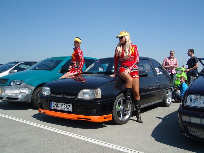 ňáký opel...