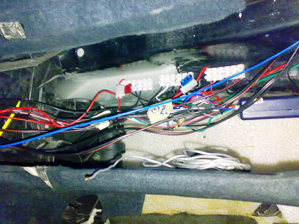 Elektrika moje nocni mura, nepreju nikomu aby tohle nekdy musel delat! Behem 14 dnů jsem natahal novy svazek kabelu tlusty jak palec u nohy,vse funguje, ale jestli neco prestane tak uz se v tom asi nevyznam ani ja!
