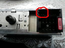 V zakroužkovaném jsou výstupy z rádia pro zesilovač, znáte někdo tu patici??? Nebo víte jak tam ty kabely nějak spolehlivě nacvakat? Rádio Blaupunkt Modena CD52