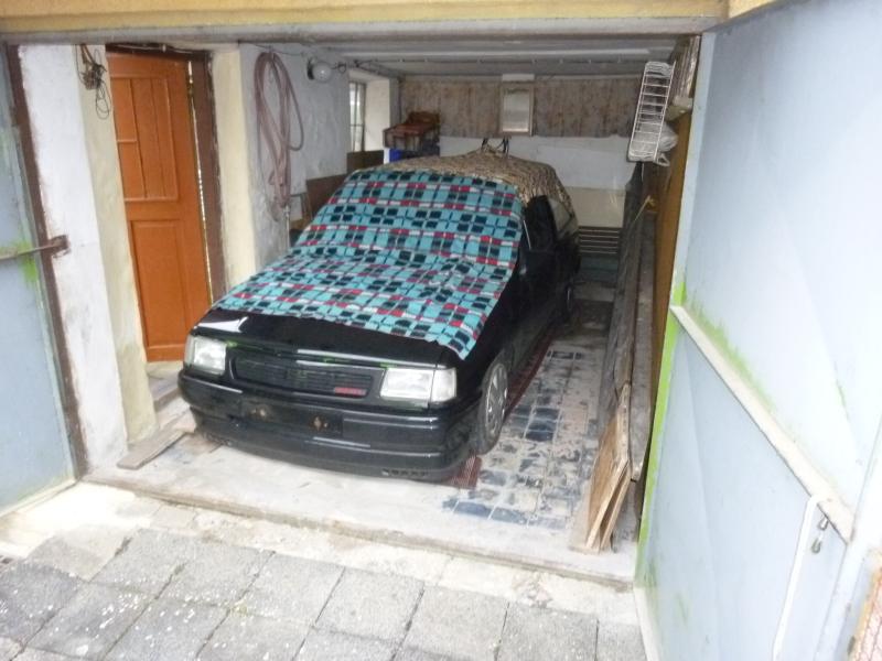 Kapota je otevřená,vyndavala se baterka.