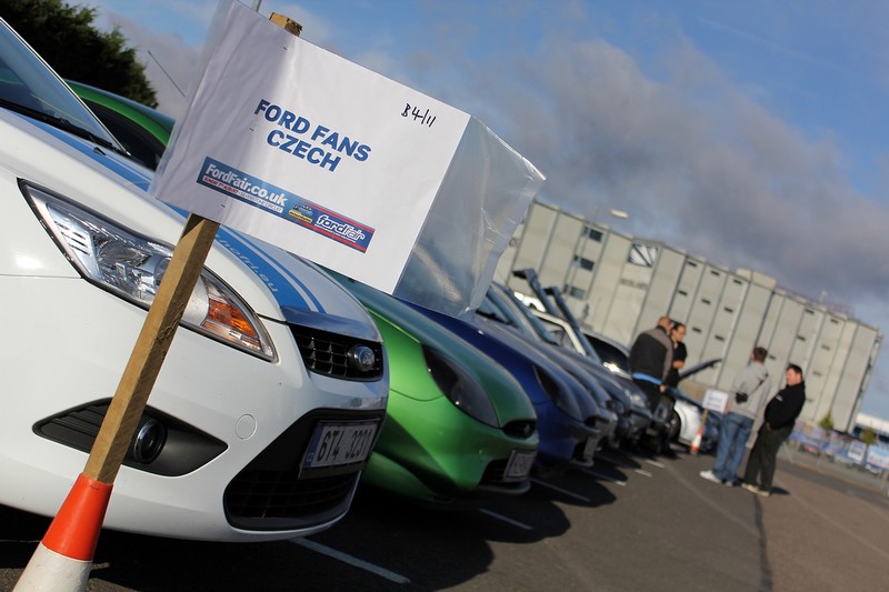 FordFans.cz na čestném místě hned za původními boxy.