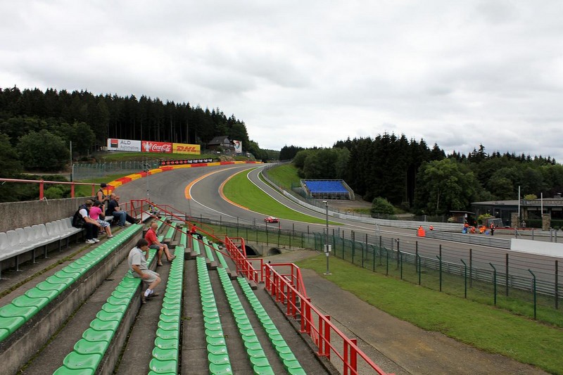 Pod zatáčkou Eau Rouge ve Spa-Fracorchamps.